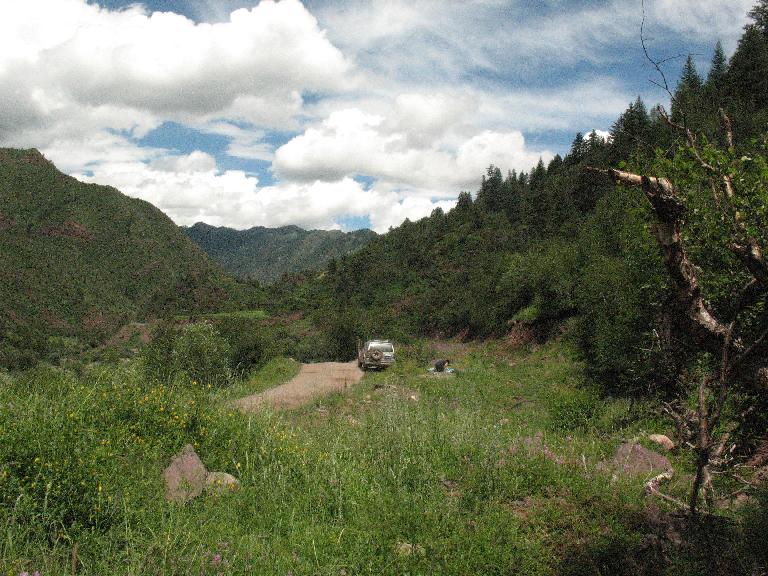 Xizang (Tibet): Riwoqe Xian. Road to Riwoqe from Changdu (Chamdo) from Lancang Jiang (Ge Qu, or Ge River) via Machala coal mine