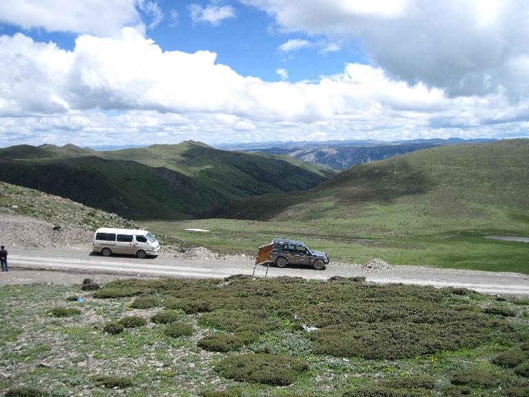 Kuluke (Wuming Shan) pass facing north toward the village of Sandui and the Sichuan-Tibetan Plateau (川藏高原)