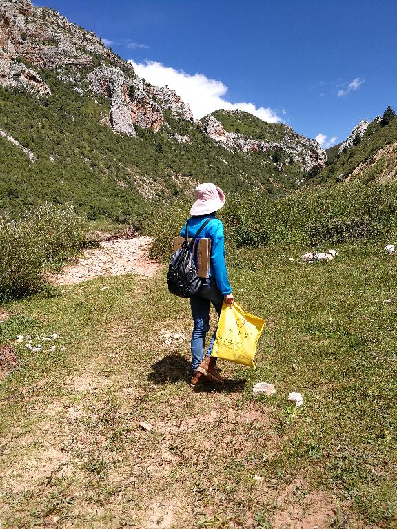 Jianling GUO with collecting gear. China. Qinghai: Yushu Zangzu Zizhizhou, Nangqen Xian; ca. 15-20 km E of the town of Nangqen along the Za-Qu (Za River) in Shixia Gou; 31°53'37"N, 96°35'46"E; 4100-4200 m.
