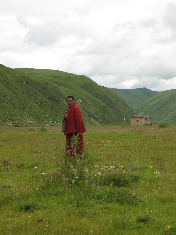 Sichuan:Rangtang (Zamtang) Xian. N of the city of Rangtang (Zamtang) on road to Aba Xian, then E on road to Zhong Rangtang along Maierdi-anma (river), then S along stream ca. half way to Chotuo. 3570-3730 m. Local monk. 